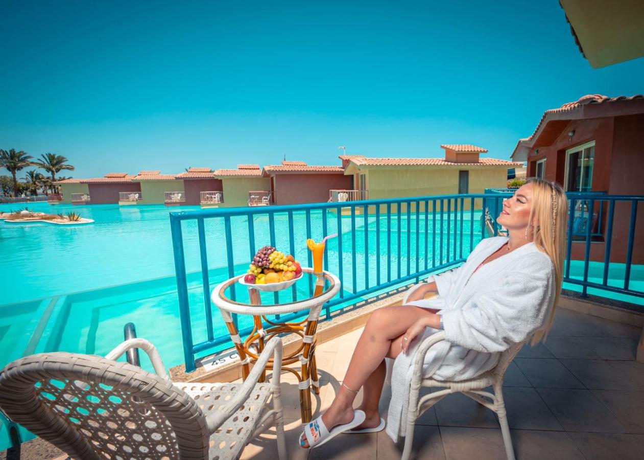 Titanic Palace Families And Couples Only Hurgada Dış mekan fotoğraf A woman relaxing at a resort