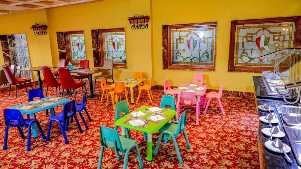 Titanic Palace Families And Couples Only Hurgada Dış mekan fotoğraf The restaurant's interior
