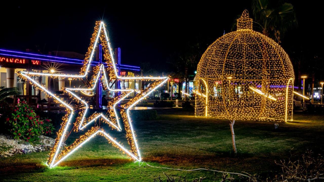 Titanic Palace Families And Couples Only Hurgada Dış mekan fotoğraf Christmas decorations in the city of Patras