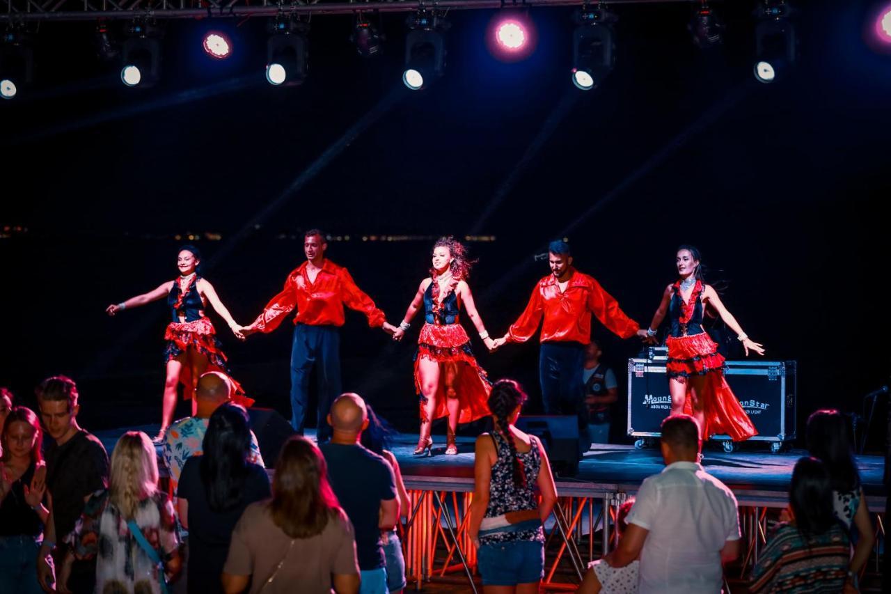 Titanic Palace Families And Couples Only Hurgada Dış mekan fotoğraf The band performing in 2019