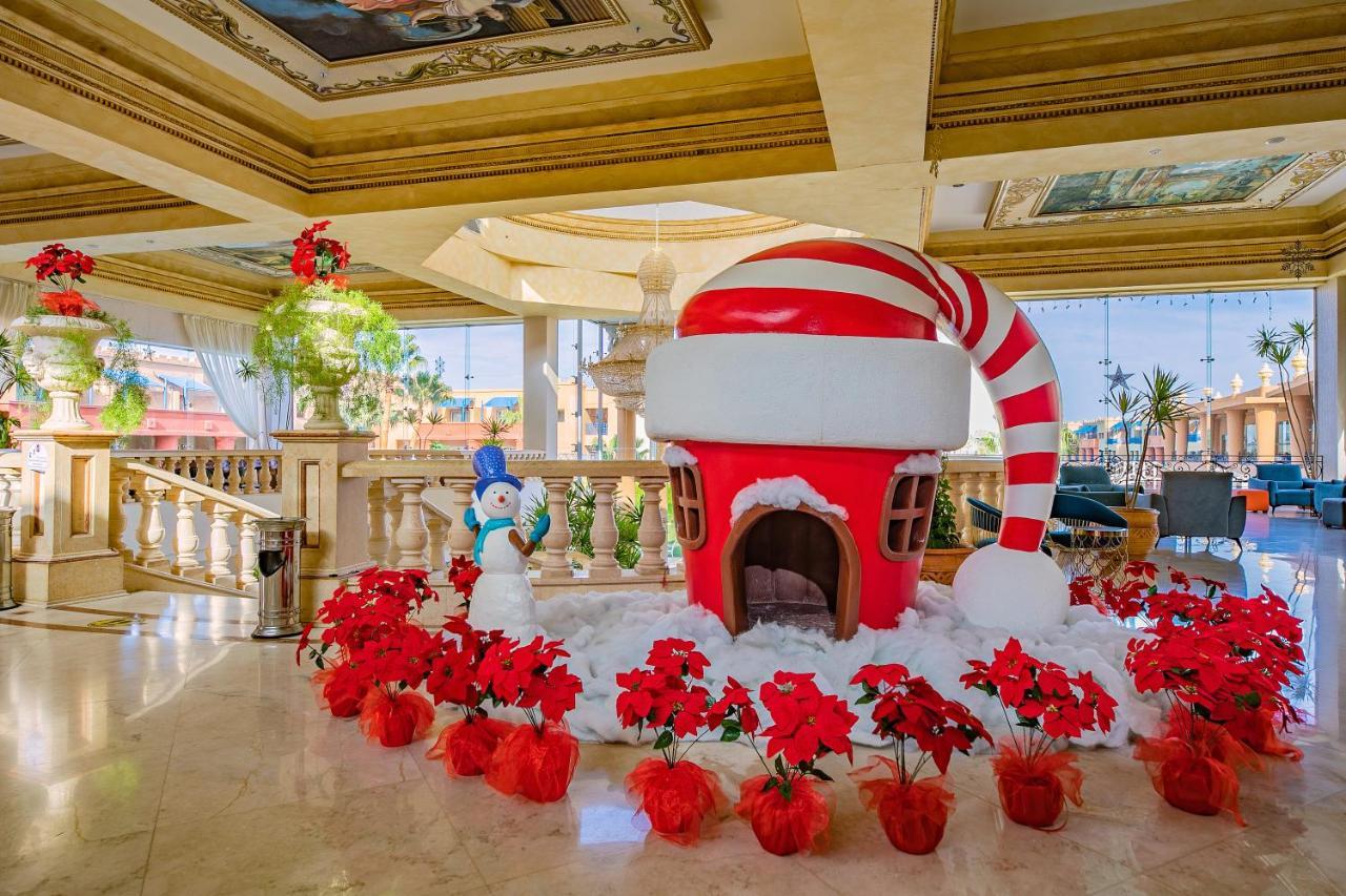 Titanic Palace Families And Couples Only Hurgada Dış mekan fotoğraf The lobby of the Wynn Las Vegas decorated for the holiday season.