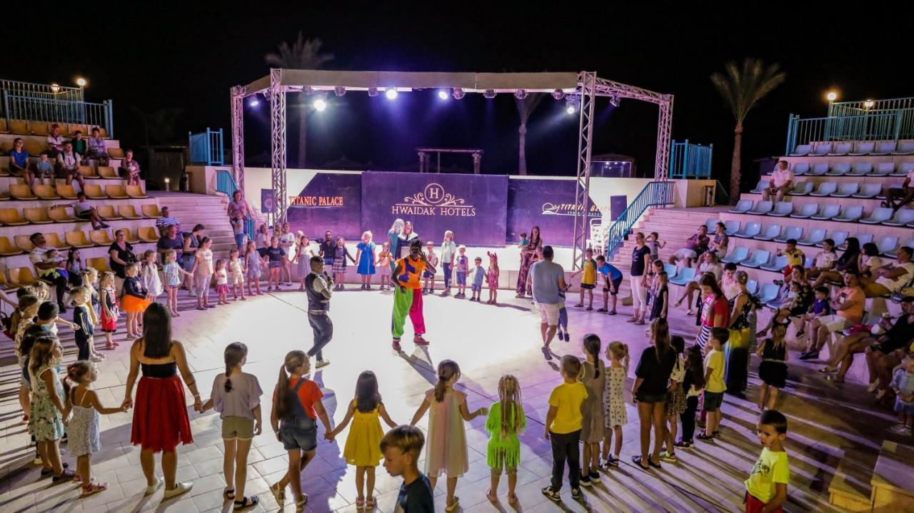 Titanic Palace Families And Couples Only Hurgada Dış mekan fotoğraf Entertainment at a hotel in Egypt
