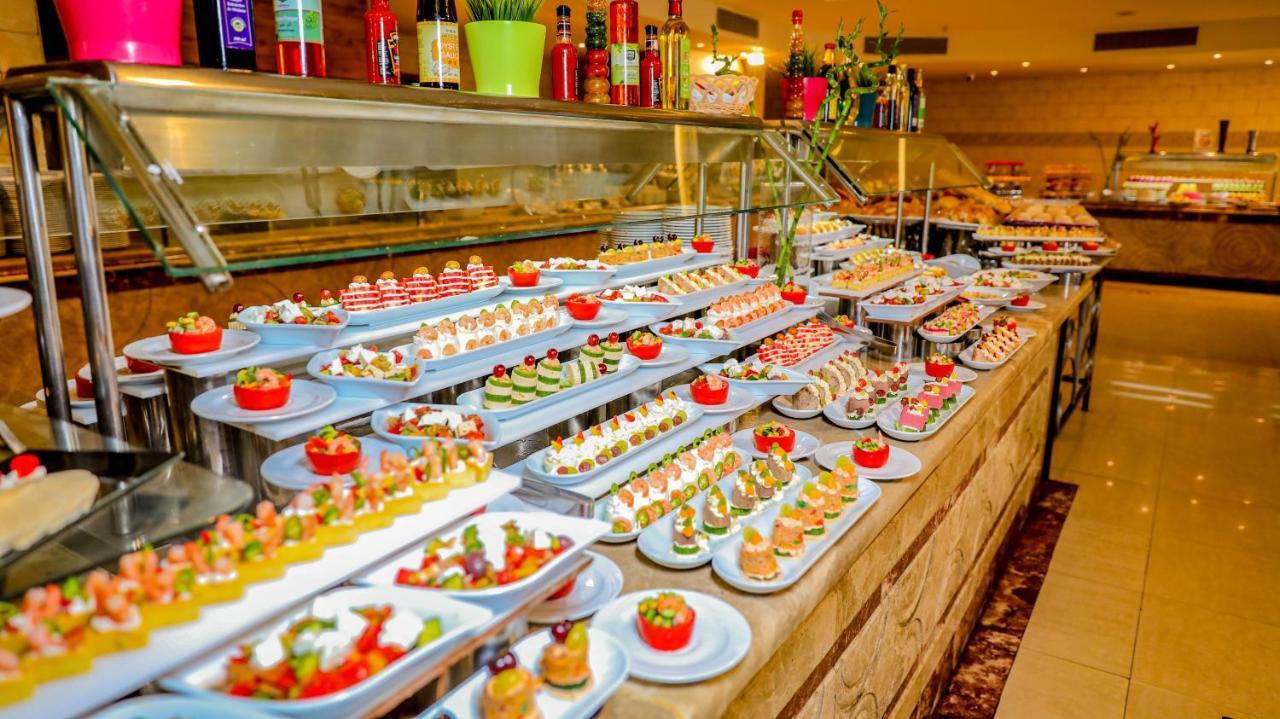 Titanic Palace Families And Couples Only Hurgada Dış mekan fotoğraf A buffet at a hotel