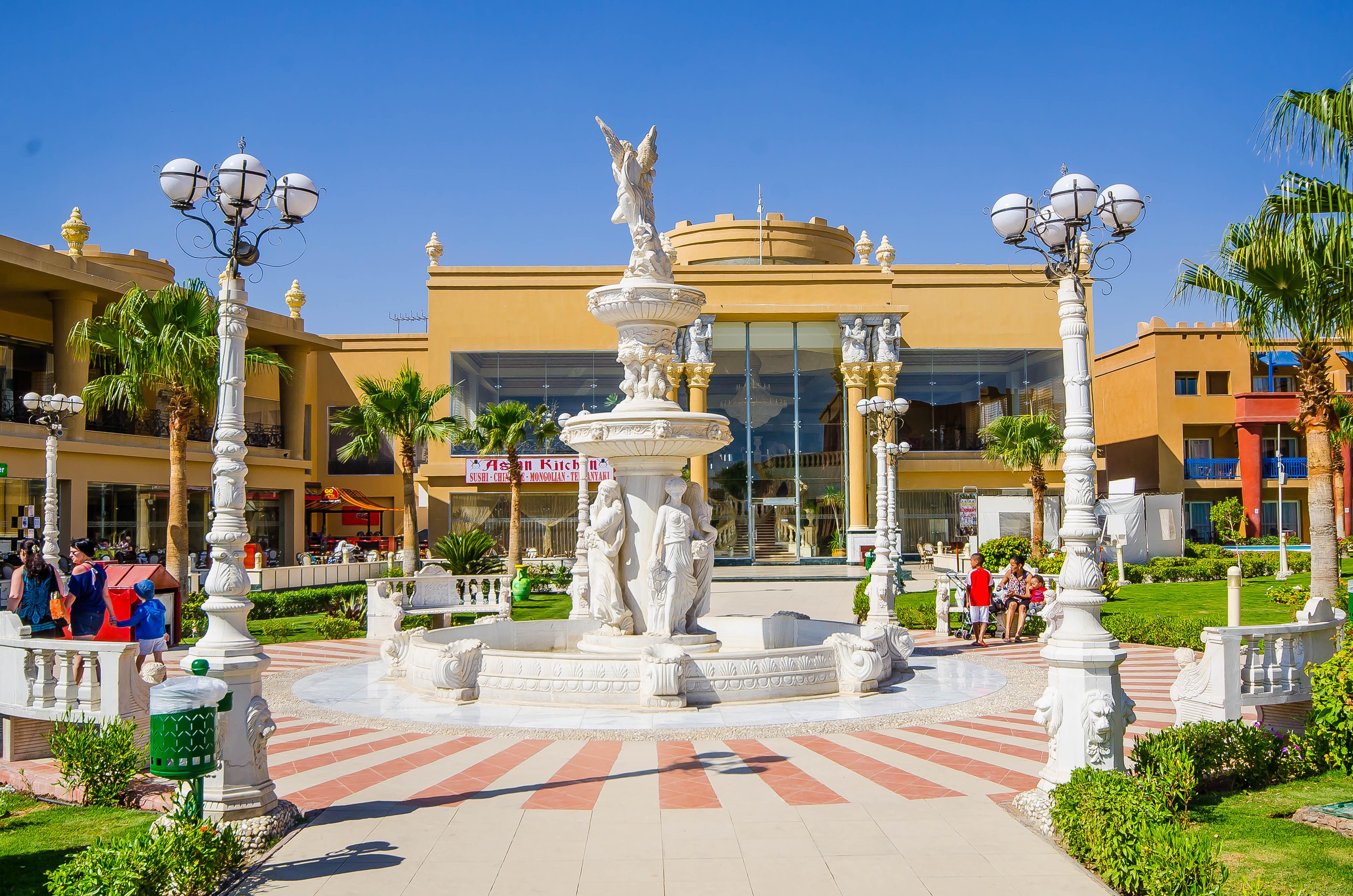 Titanic Palace Families And Couples Only Hurgada Dış mekan fotoğraf Fountain at the entrance of the resort