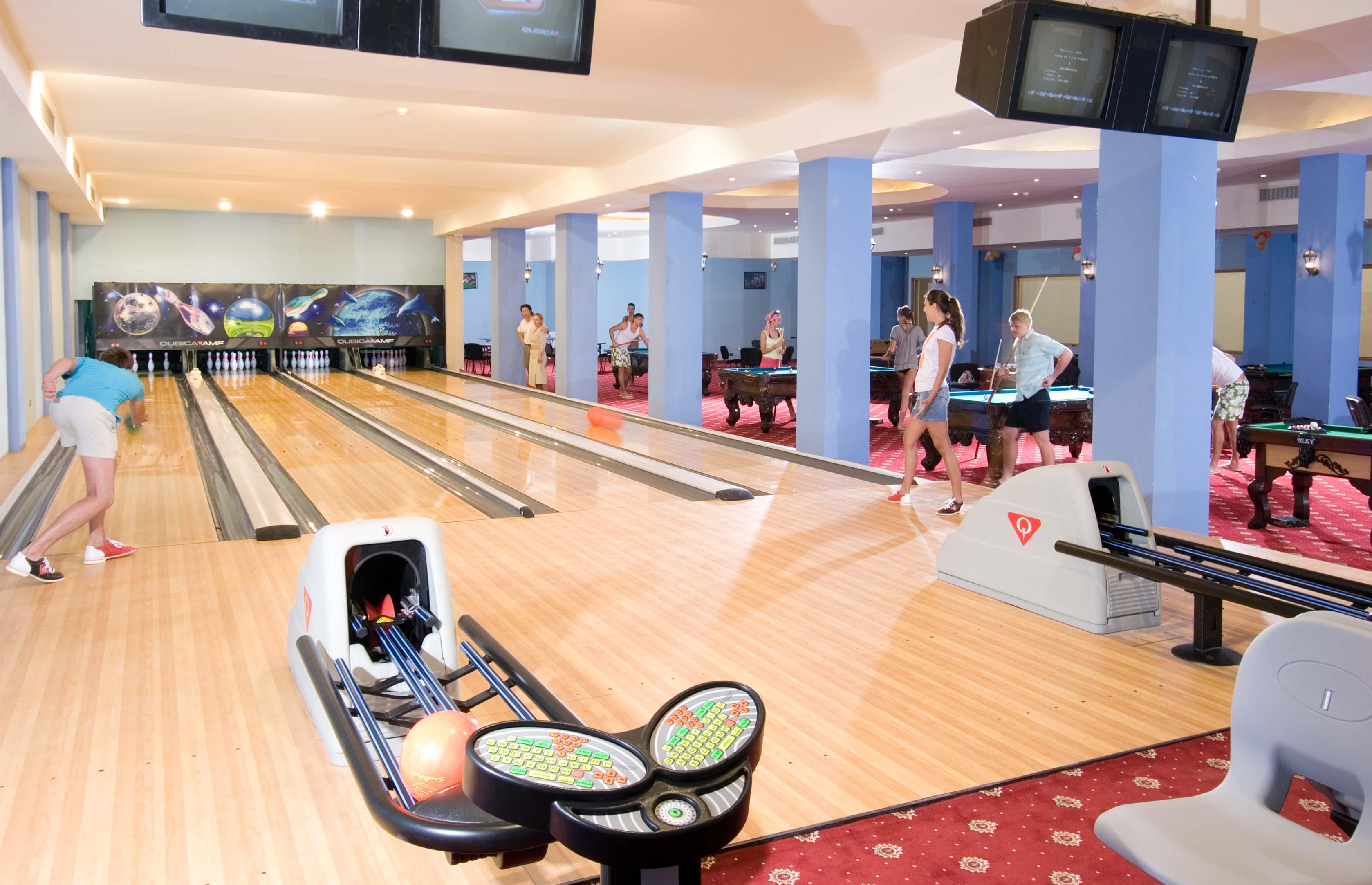 Titanic Palace Families And Couples Only Hurgada Dış mekan fotoğraf Bowling at the hotel